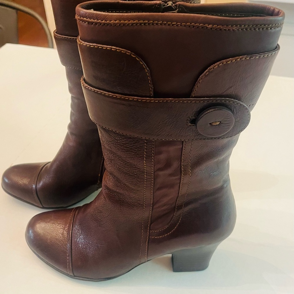 Born boots Size 9